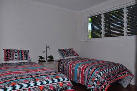 10 Double Island Drive Modern Family Home Centrally Located Swimming Pool & Outdoor Area - 1 Gold Coast 6