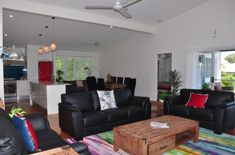 10 Double Island Drive Modern Family Home Centrally Located Swimming Pool & Outdoor Area - 1 Gold Coast 4