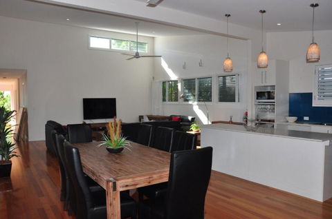 10 Double Island Drive Modern Family Home Centrally Located Swimming Pool & Outdoor Area - 1 Gold Coast 3