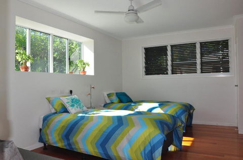 10 Double Island Drive Modern Family Home Centrally Located Swimming Pool & Outdoor Area - 1 Gold Coast 2