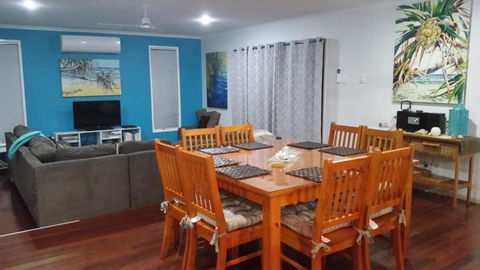1 Naiad Court Lowset Family Home With Swimming Pool & Covered Deck. Pet Friendly - 1 Gold Coast 1