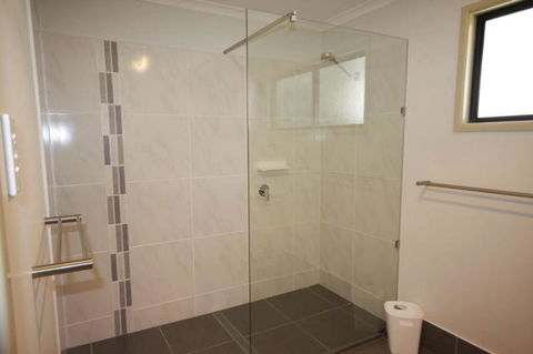 1 Naiad Court Lowset Family Home With Swimming Pool & Covered Deck. Pet Friendly - 1 Gold Coast 2