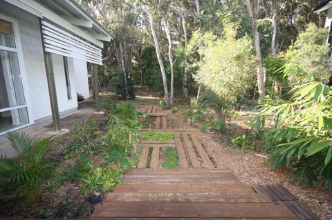 15 Belle Court Modern Architect Designed Open Plan Holiday Home With Outdoor Shower - Accommodation Gold Coast 2