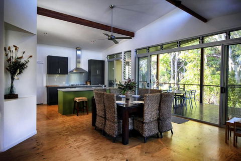 17 Naiad Court Modern Open Plan Family Home With Covered Outdoor Area & Double Lock Up Garage - 1 Gold Coast 5