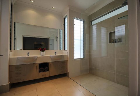 17 Naiad Court Modern Open Plan Family Home With Covered Outdoor Area & Double Lock Up Garage - 1 Gold Coast 3