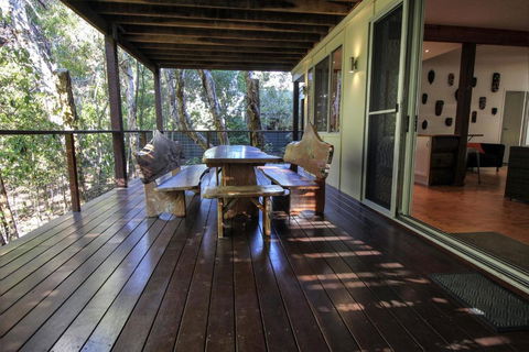 17 Naiad Court Modern Open Plan Family Home With Covered Outdoor Area & Double Lock Up Garage - 1 Gold Coast 4