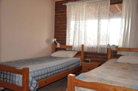 31 Bombala Crescent Two Storey Home With Covered Outdoor Deck Fully Fenced Backyard. Pet Friendly - Accommodation Gold Coast 4