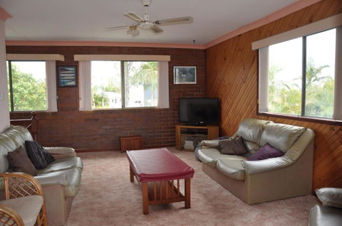 31 Bombala Crescent Two Storey Home With Covered Outdoor Deck Fully Fenced Backyard. Pet Friendly - Accommodation Gold Coast 2
