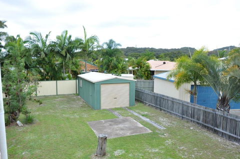 31 Bombala Crescent Two Storey Home With Covered Outdoor Deck Fully Fenced Backyard. Pet Friendly - Accommodation Gold Coast 1