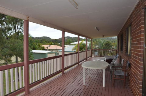 31 Bombala Crescent Two Storey Home With Covered Outdoor Deck Fully Fenced Backyard. Pet Friendly - Accommodation Gold Coast 6