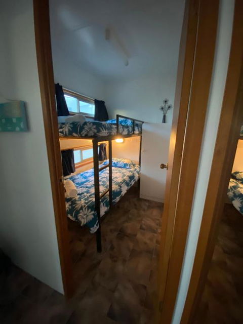 Rocks Retreat Cabin Dolphin - Gold Coast 4U 4