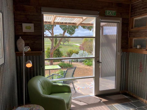 Bed In A Shed Vineyard Stay - Gold Coast 4U 6