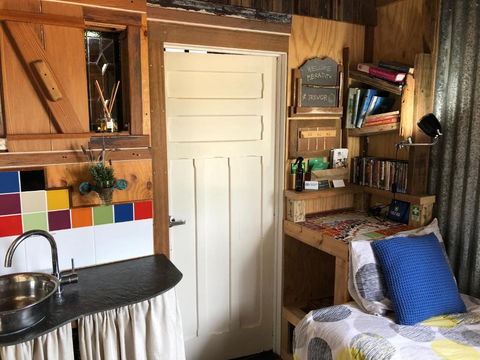 Bed In A Shed Vineyard Stay - Gold Coast 4U 5