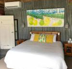 Bed in a Shed Vineyard Stay - Gold Coast 4U