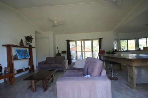 CASTAWAY BEACH HOUSE - Accommodation Gold Coast 4