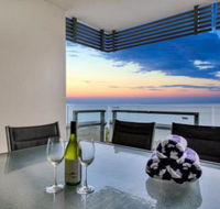 Oceana Darwin Central Oceanfront 3 bedroom 2 Lounge Room Pool Gym Tennis Court Sleeps 9 - Gold Coast 4U