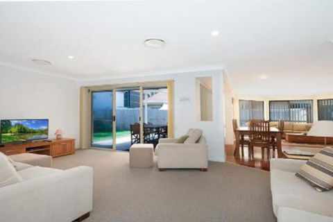Seachange Foxtel Netflix WiFi - Gold Coast 4U 4