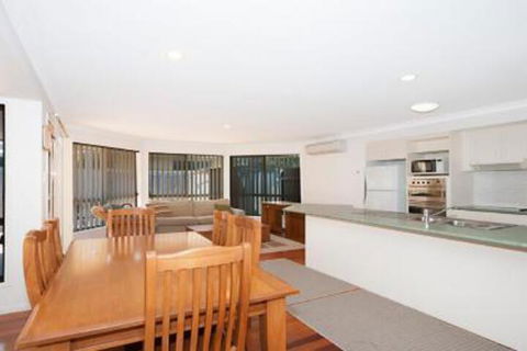 Seachange Foxtel Netflix WiFi - Gold Coast 4U 2