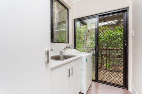 8 Ibis Court Rainbow Shores Swimming Pool Walk To Beach Executive Beach House - Accommodation Gold Coast 5
