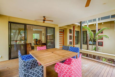8 Ibis Court Rainbow Shores Swimming Pool Walk To Beach Executive Beach House - Accommodation Gold Coast 2