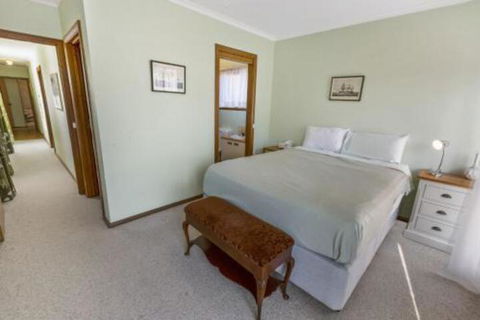 Eagle Point Getaway Waterfront Serenity! - Accommodation Gold Coast 3