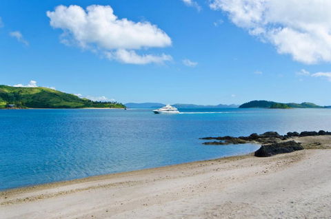 Yacht Club Villa 33 Serenity 4 Bedroom 4 Bathroom House Ocean Views 2 Buggies - Accommodation Gold Coast 5