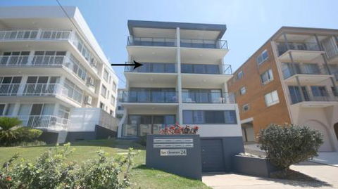 San Clemente Unit 4 / 24 Orvieto Terrace - Accommodation Gold Coast 1