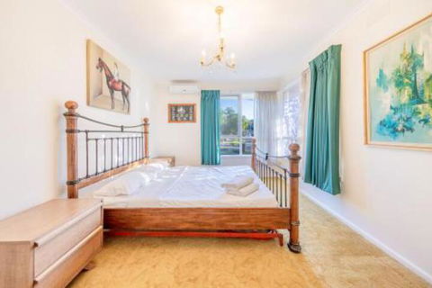 Doncaster Beautiful 4 Bedder+ Walking To Westfield - Accommodation Gold Coast 0