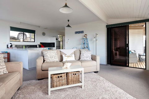 KINGFISHER COTTAGE Beachfront At The Binalong Bay - Accommodation Gold Coast 6