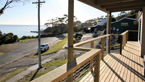 KINGFISHER COTTAGE Beachfront At The Binalong Bay - Accommodation Gold Coast 4