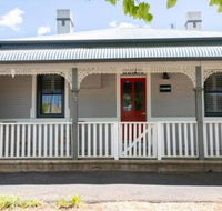 Red Door Cottage of Orange Heritage Home - Gold Coast 4U