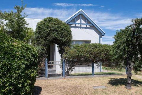 Kinross Cottage Neat & Stylish Sleeps 9 - Gold Coast 4U 3
