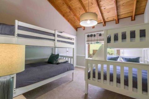 Luxurious Home On 5 Acres Close To CBD Sleeps 18 - Gold Coast 4U 5