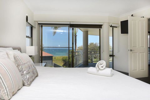 BEACHSIDE MANOR Walk To The Beach - Accommodation Gold Coast 3