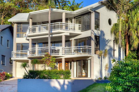 BEACHSIDE MANOR Walk To The Beach - Accommodation Gold Coast 4