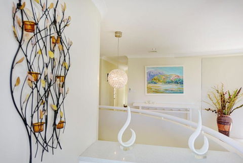 BEACHSIDE MANOR Walk To The Beach - Accommodation Gold Coast 1