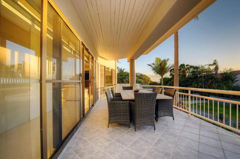 BEACHSIDE MANOR Walk To The Beach - Accommodation Gold Coast 2