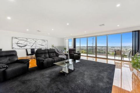 BENGALEE EXECUTIVE TOWNHOUSE MODERN & STYLISH - Accommodation Gold Coast 6