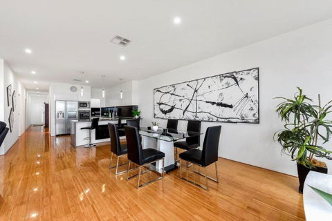 BENGALEE EXECUTIVE TOWNHOUSE MODERN & STYLISH - Accommodation Gold Coast 3