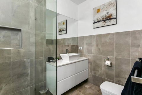 BENGALEE EXECUTIVE TOWNHOUSE MODERN & STYLISH - Accommodation Gold Coast 1
