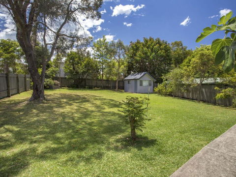 17A Crescent St. ULLADULLA - Gold Coast 4U 5