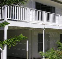 Wonky Pine Beach House NARRWALLEE 4 bedroom - Gold Coast 4U