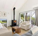 Treetops Newly renovated in the village - Accommodation Gold Coast