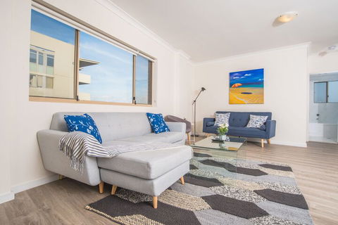 Convenient Rockdale Apartment Next To Station & Beach - Accommodation Gold Coast 2