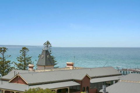 POINT GREY APARTMENT 2 Ocean VIews With Wifi - Accommodation Gold Coast 3