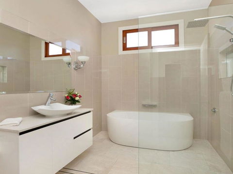 Advilla Stylish Charming & Central Location - Accommodation Gold Coast 2