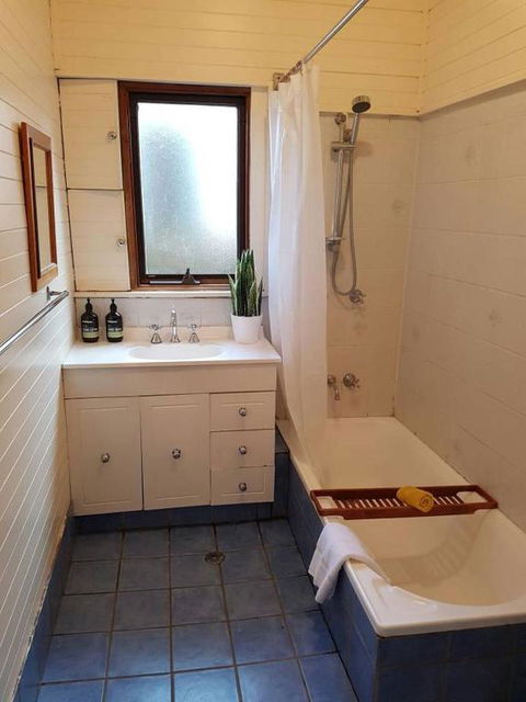 Cute Cottage On Byng Walk To Town & Pet Friendly - Gold Coast 4U 5