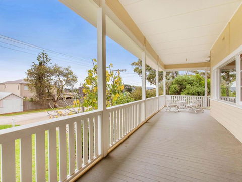 BEACHSIDE GETAWAY DROMANA - Gold Coast 4U 5