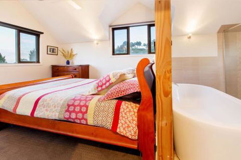 BAY VIEWS On MANNA DROMANA - Accommodation Gold Coast 1