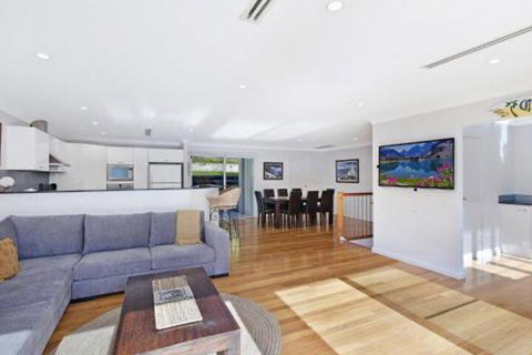 Luxurious Lake Front Long Jetty - Gold Coast 4U 3